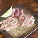 炭火焼肉 ホルモン にく式 - 上ガツ　せせり　つらみ
