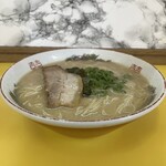 ラーメンまむし - 豚骨ラーメン（大盛）