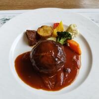 レストラン 竜神亭 - Aコース、メイン、ハンバーグステーキ。肉汁たっぷりで、何よりこのソースが美味しい！