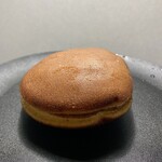 Tsubakurame - 从侧面拍摄的铜锣烧