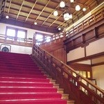 奈良ホテル - クラシカルな赤絨毯の大階段