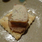 孝虎 - くさやチーズといぶりがっこクラッカー載せ　