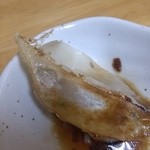 九州ラーメンキララ - にんにく醤油ぎょうざのタレをつけていただきます