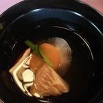 奈良ホテル - 清汁仕立て　焼き目鱧　松茸　紅白大根　人参　結び三つ葉　柚子
      