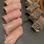 酒と肴と旨いもん 笑緒一 - 極厚サバ棒寿司と黒毛和牛の握り各1カンずつ