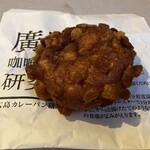 ビッグ セット - トマトチーズカレーパンはサクサクのクルトントッピングタイプです