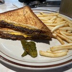 Hey's Diner - チリチーズパティメルト(フレンチフライ)！