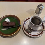 ポエム - ケーキセット 税込850円（R7.5時点）のチョコのテリーヌ、ホット珈琲