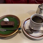 ポエム - ケーキセット 税込850円（R7.5時点）のチョコのテリーヌ、ホット珈琲