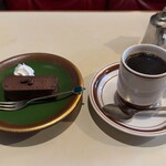 ポエム - ケーキセット 税込850円（R7.5時点）のチョコのテリーヌ、ホット珈琲