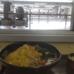 駅そば そば・うどん八起家 - 冷やしたぬき＆上信電鉄0番ホーム越しに臨む、上越線