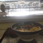 駅そば そば・うどん八起家 - そば越しに見る高崎駅在来線ホーム。出勤通学時間帯ながら、半端にエアポケットなタイミング。列車無し。