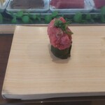 まぐろ人 - 中落ち軍艦（煮切り塗布済み）