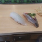 まぐろ人 - アオリイカとイワシ（イカは醤油で食べ、鰯は煮切り塗布済みなのでそのまま食べました）