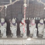 まぐろ人 - 神保原駅上り線ホームの七福神