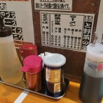 ラーメン慶次郎 - 卓上備品の様子。