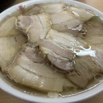 坂内食堂 - 麺が見えないほどのチャーシューが入っている肉そば