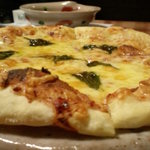 ん。 - 定番。酒盗のピザ。