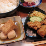 津久紫 - 「サービスランチ 650円」、9/8(月)は「ぶつ切りマグロ(辛味大根)と地鶏唐揚げ 里いも煮 本日十五夜」