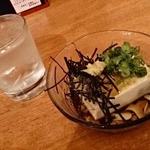 熟成うどん なかや - うどん屋さんの冷奴＆白波ロック＠熟成うどんなかや（2013年8月1日）