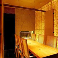 和牛ステーキ桜 - 消臭効果のある大谷石に覆われた店内。