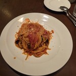 ポロとワイン - 私達が注文した｢ベーコンとナスのトマトソース｣のパスタ。
