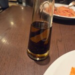 ポロとワイン - お店のハウスメイドのようだ。