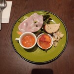 ポロとワイン - ランチのオードブル・ヴァリエ。