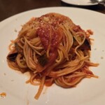 ポロとワイン - 美味しい。無難な味わいだが、この1品だけでジャッジはしたくない。