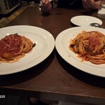 ポロとワイン - 左側が通常のサイズ。右側が私の大盛のサイズ。