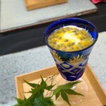 日本料理 TOBIUME - ⑬パッションフルーツ(福岡県芦屋産)掛け自家製バニラアイス、塩風味メレンゲ敷き
      パッションフルーツの酸味ある甘み、メレンゲのシュッと消える食感が印象的でした