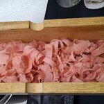 日本料理 TOBIUME - 削り立て血合抜き本枯節(鹿児島県枕崎産、近海一本釣り鰹の背節)
      現在、近海での一本釣りの鰹って稀少になっており、しかも冬に獲った鰹が一番脂がのってなく、濁りが出ないスペシャルな鰹節