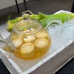 日本料理 TOBIUME - ①玉蜀黍(品種:ゴールドラッシュ、福岡県若松産)の芯と芯に残った実から7時間かけて抽出したお茶
      無添加なので混じり気のない玉蜀黍の香りと甘みが主張してきます
