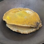 日本料理 TOBIUME - ③蒸し黒鮑(福岡県柏原産、800g、雌)
      産卵は秋～冬、旬は初夏～夏
      立派な黒鮑、800gという巨大サイズ
      鮑の肝と言っていますが緑色は卵巣で雌、白色は精巣で雄、なので緑色の肝が出てきた時は雌