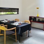 日本料理 TOBIUME - 店内はスタイリッシュなフレンチのよう、BGMはJAZZが流れ、ゆったりとお料理&お酒を存分に楽しむことが出来ます
      店内はゆったりとしているのですが、予約は4名までと完成度を追求する拘りっぷり