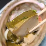 日本料理 TOBIUME - ③蒸し黒鮑(福岡県柏原産、800g、雌)、手延べ三輪素麺「神杉」(奈良県産、皇室献上素麺)、無花果(福岡県若松産)添え、肝ソース掛け
      滋味と旨みが凄い、軟らかいが厚切りで噛む程に旨みが口腔内を席捲する