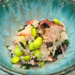 日本料理 TOBIUME - ⑩真蛸(福岡県関門海峡産)&枝豆(山口県下関産)の炊き込みご飯
      関門タコは超急流の潮流に揉まれるので筋肉質で足が太いので、旨みと言うか滋味が主張してきます