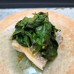 日本料理 TOBIUME - ⑦炭火焼き太刀魚(福岡県芦屋産、指7本のドラゴンサイズ、推定1.5kg)、炒め空芯菜(福岡県若松産)載せ
      加熱されて縮んでいるのに太さが半端ない、しかもフワフワの焼き上がり、脂が活性化してウマウマ