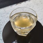 日本料理 TOBIUME - ①玉蜀黍(品種:ゴールドラッシュ、福岡県若松産)の芯と芯に残った実から7時間かけて抽出したお茶
      無添加なので混じり気のない玉蜀黍の香りと甘みが主張してきます