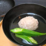 日本料理 TOBIUME - ④障泥烏賊の真薯、オクラ、奥井海生堂の蔵囲4年もの利尻昆布と削り立て血合抜き本枯節の出汁のお椀
      最近、鰹節の力強さが増してきました。
      食べるお椀を意識しているそうで、椀タネに負けない様にパワーアップ