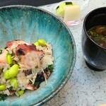 日本料理 TOBIUME - ⑩真蛸(福岡県関門海峡産)&枝豆(山口県下関産)の炊き込みご飯⑪赤出汁⑫お漬け物(ズッキーニ&白瓜&真桑瓜)