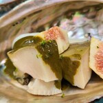 日本料理 TOBIUME - ③蒸し黒鮑(福岡県柏原産、800g、雌)、手延べ三輪素麺「神杉」(奈良県産、皇室献上素麺)、無花果(福岡県若松産)添え、肝ソース掛け
      圧倒的なビジュアル、写真だけで涎が出そう(￣￢￣)