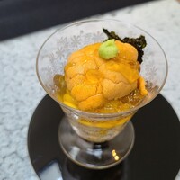 日本料理 TOBIUME - ②冷製玉蜀黍(品種:ゴールドラッシュ、福岡県若松産)、海苔(福岡県有明海産)、赤雲丹(山口県萩産)載せ、旨出汁ジュレ添えのパフェ仕立て
                      綺麗で上品な甘みのある旨み、舌の上で5秒ホールドして味わう
