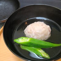 日本料理 TOBIUME - ④障泥烏賊の真薯、オクラ、奥井海生堂の蔵囲4年もの利尻昆布と削り立て血合抜き本枯節の出汁のお椀
                    最近、鰹節の力強さが増してきました。
                    食べるお椀を意識しているそうで、椀タネに負けない様にパワーアップ
