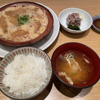 新宿割烹 中嶋 - メインの柳川鍋、右奥が刺身