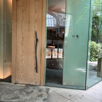旬房 - ホテルらしい高級感｡でもスッキリと綺麗な店構え｡