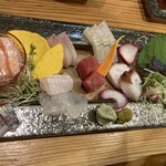 焼鳥・旬肴 泉房 - 多種の刺身盛り合わせ、1人前なのにこちらも豪華