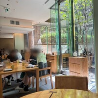 旬房 - お店の真ん中のガラスに囲まれた〝屋外〟に植栽｡日光が気持ち良い｡