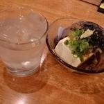 熟成うどん なかや - うどん屋さんの冷奴＆黒白波ロック＠熟成うどんなかや（2013年10月10日）