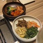 焼肉うしごろ 横浜店 - ナムルとキムチ